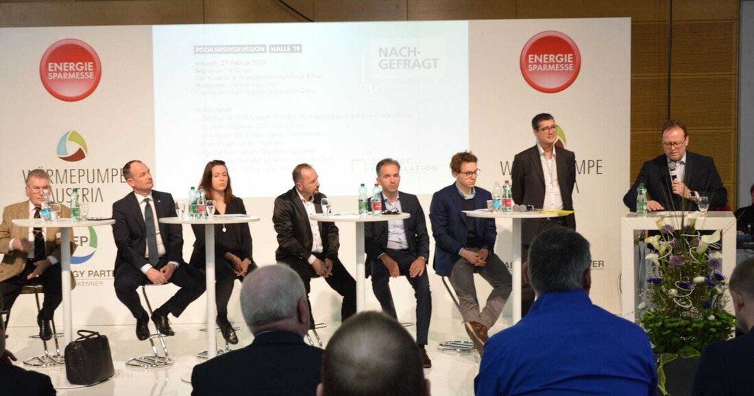 Trotz allgemein guter Wirtschaftslage ist 2018 in den Kassen unserer Branche zu wenig gelandet. Obwohl die Konsumenten derzeit nachweislich investitionsbereit sind. Denn es fehlte vor allem an Montagekapazitäten. Ein prominent besetztes Podium diskutierte im Rahmen der Energiesparmesse, inwieweit die Digitalisierung hier helfen kann.