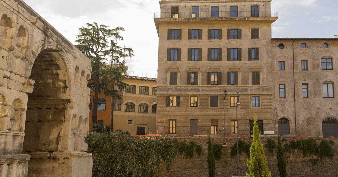 Begegnung mit einer “Persönlichkeit”, die aus der Kälte kommt nach Rom zur Fondazione Fendi, in den in kürzlich von Jean Nouvel restauriertem und revitalisierten Baukomplex namens Palazzo “Rhinoceros”. von Franco Veremondi