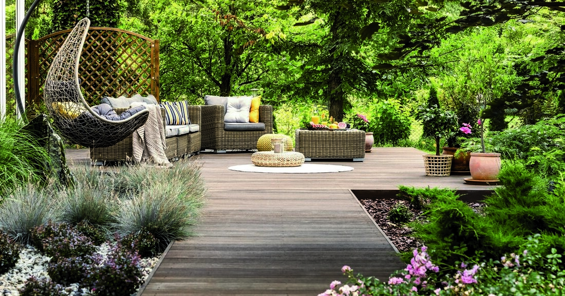 Die ergrauten Holztdielen auf der Terrasse können auch ohne Abschleifen aufgefrischt werden.