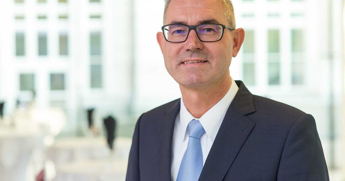 Im Rahmen der Transformation der Saint-Gobain Gruppe übernimmt Peter Giffinger, derzeit Managing Director und Vorsitzender der Geschäftsführung bei Saint-Gobain Rigips Austria, Saint-Gobain Isover Austria und Saint-Gobain Weber Terranova, die Funktion des CEO für Österreich. In dieser Funktion verantwortet Peter Giffinger zusätzlich die beiden Unternehmen der Saint-Gobain Glassolutions Austria (Eckelt Glas und Glas Ziegler).