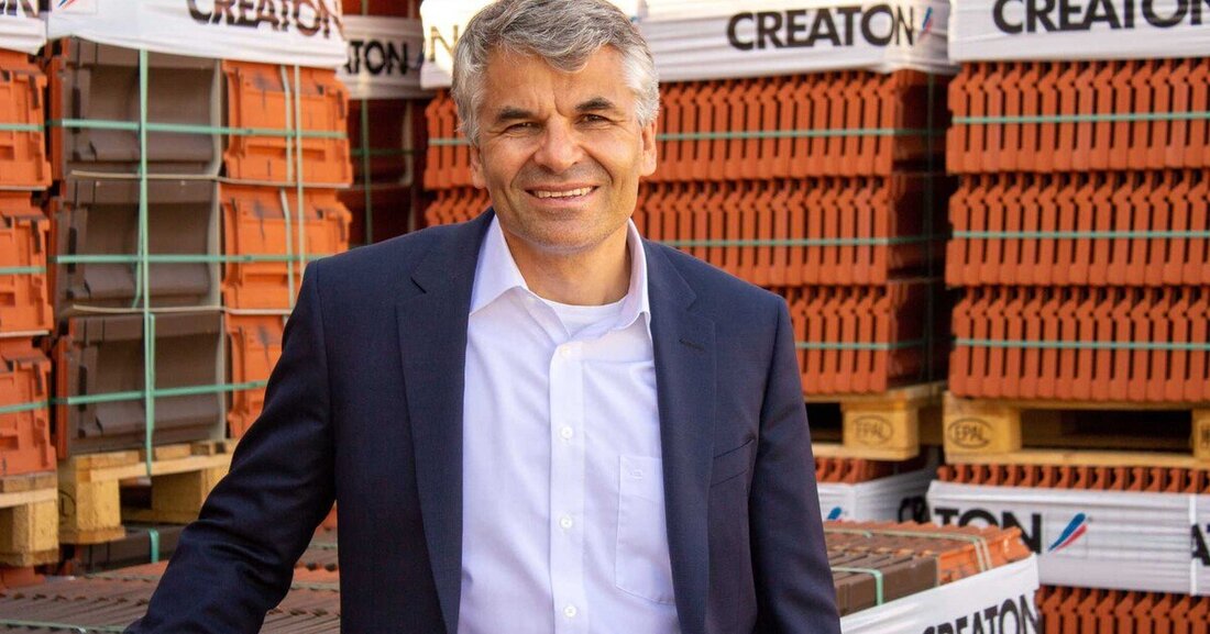 Mit der Erfindung der Silikatfarbe durch Adolf-Wilhelm Keim und deren Patentierung 1878 wurde ein Meilenstein im Bereich der Anstrichstoffe gesetzt. Silikatfarben begleiten die Architekturgeschichte des 20. und 21. Jahrhunderts: vom Historismus über den Jugendstil und das Bauhaus bis zu den spektakulären dekonstruktivistischen Bauwerken der Gegenwart. Sie begeistern seit Generationen Architekten, Handwerker und Künstler, und finden überall dort Anwendung, wo hohe ästhetische, gesundheitliche und bauphysikalische Ansprüche an Architektur und Farbe gestellt werden. Aus gestalterischer, ökologischer wie auch aus bauphysikalischer Sicht gewinnt die richtige Wahl des Oberflächenmaterials zunehmend an Bedeutung. Algenbildung auf WDVS, frühzeitiges Abwitterungsverhalten, Verschmutzungsneigung von Anstrichen, Feuchtehaushalt von Fassaden, Schimmel,..