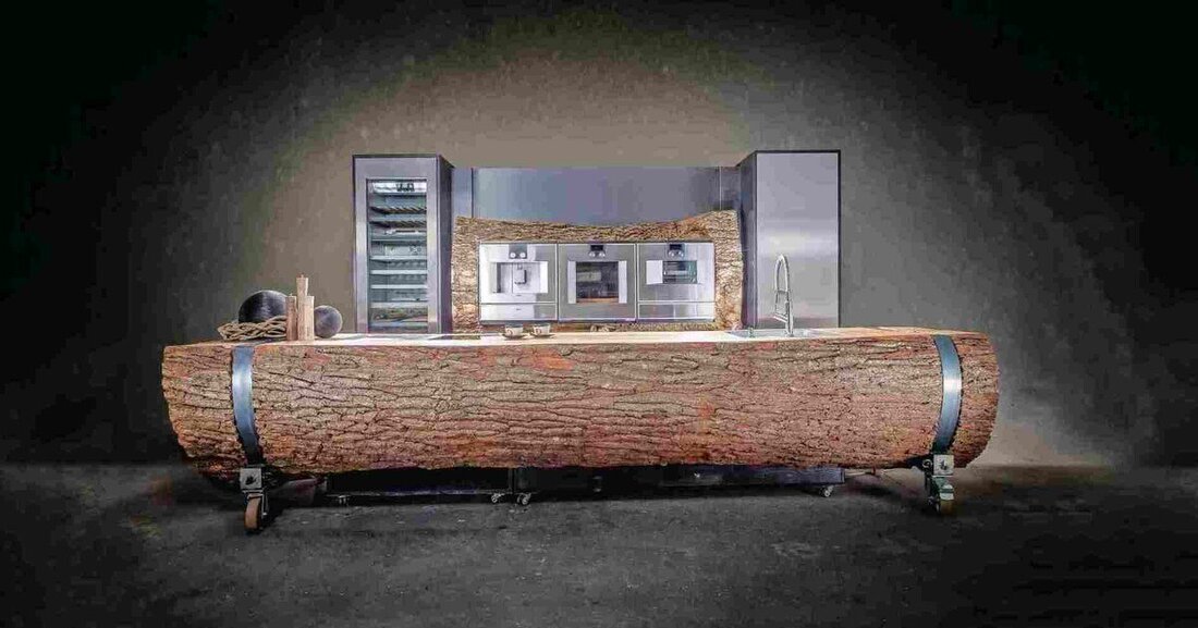 Ein Eichenstamm hat den Inhaber einer Salzburger Holzmanufaktur dazu inspiriert, daraus eine Baum-Küche zu fertigen. 
