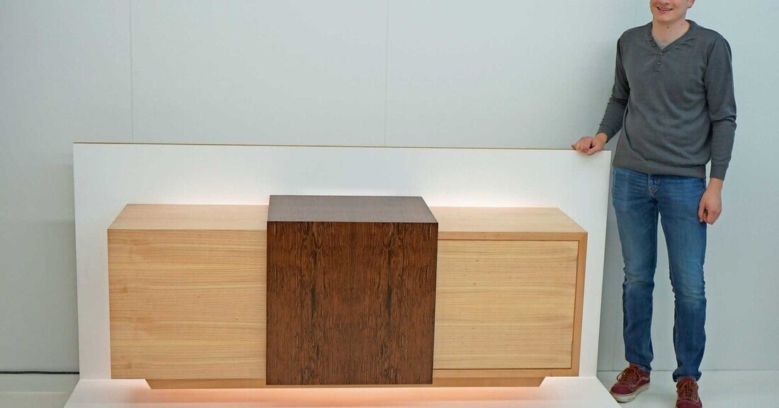 Christian Schöne hat am Wifi Salzburg ein hängendes Sideboard in Kirsch und Mango mitsamt einer Winkelschiebetür entworfen. 
