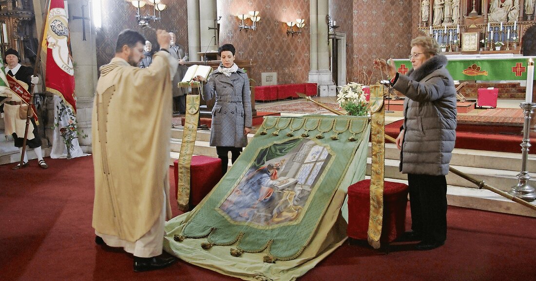 FAHNENSEGNUNG // Die offizielle Fahne der Glaser-Zunft wurde nach historischem Vorbild neu gestaltet. Kürzlich wurde sie in Wien feierlich gesegnet.