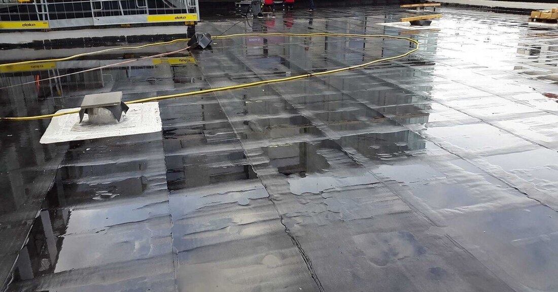 Die Wasserwaage ist ein Prüfgerät zur horizontalen oder vertikalen Ausrichtung eines Objekts. Zumindest eine gefasste, zu den Messflächen ausgerichtete Libelle, ist in einem in der Regel 30 bis 200 Zentimeter langen Profil aus Aluminium, Hartholz oder Kunststoff positioniert. Aber eignet sie sich zur Gefällebestimmung am Flachdach? – das fragt sich Autor Wolfgang Hubner im ersten Teil unserer neuen Artikelserie zum Thema Gefälleberechnung.