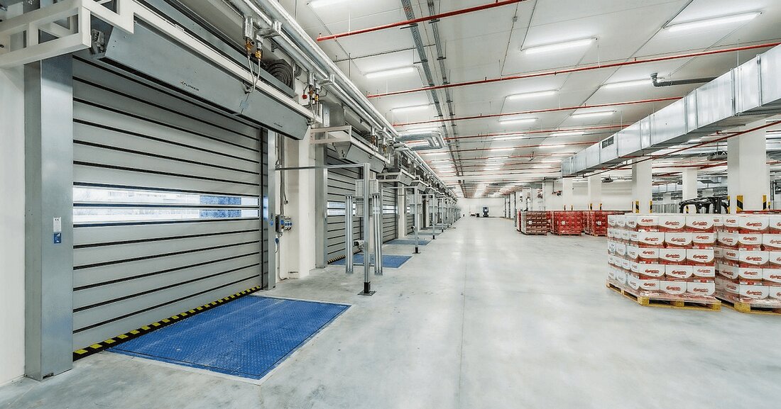 Praxis. Efaflex rüstet das neue Logistikzentrum der Traditionsbrauerei mit Industrietoren aus.