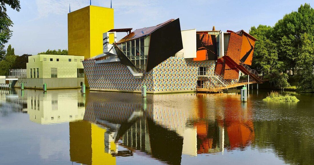 In die Welt des italienischen Designers Alessandro Mendini (1931-2019) kann man im Groninger Museum in Groningen anlässlich dessen 25jährigen Bestehens von 12. Oktober 2019 bis 5. Mai 2020 eintauchen. 