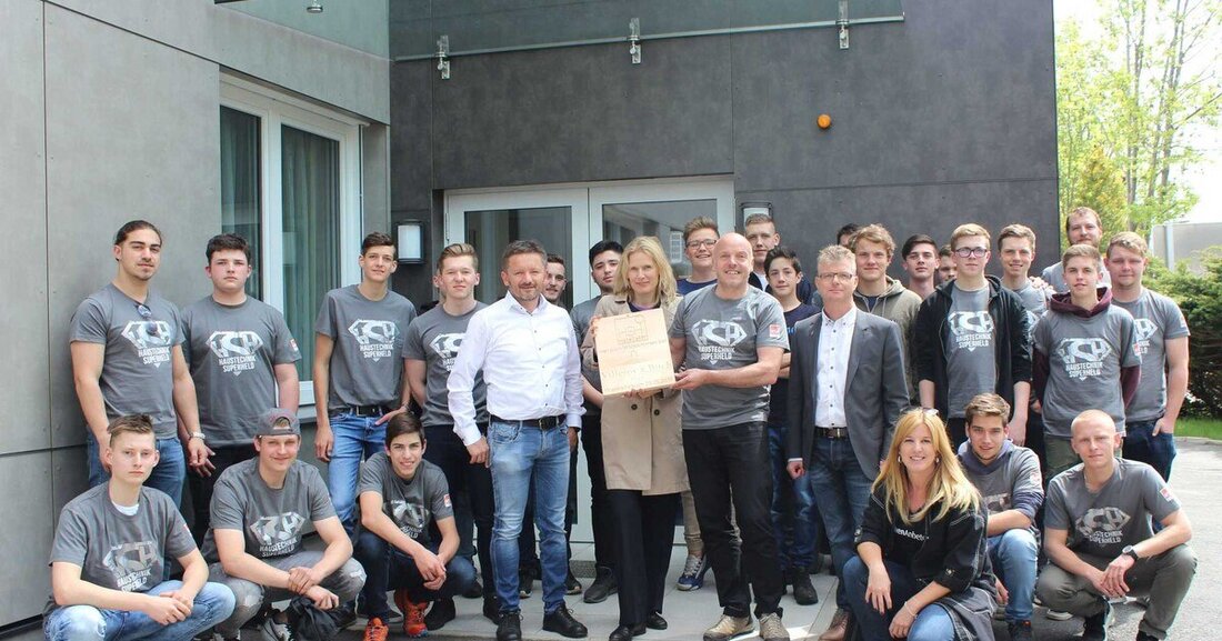 Die HSH-Installatöre und Villeroy & Boch ermöglichten 80 Lehrlingen einen Besuch im Badmöbelwerk in Mondsee.