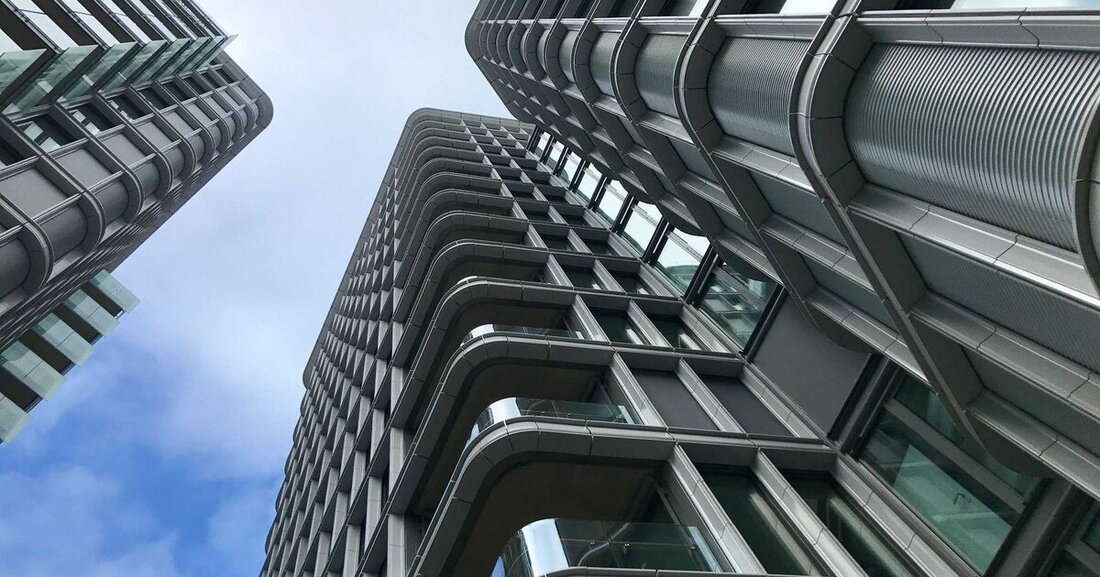 Rund 50 Architekten waren am 23. Mai der Einladung von Architektur & Bau Forum und des Bauherrn SIGNA Real Estate Development zu einer exklusiven Führung durch die Parkapartments am Belvedere und das Hotel Andaz Vienna Belvedere gefolgt.