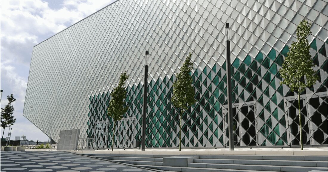 Zukunftsfähige Glasfassaden müssen vielerlei Anforderungen erfüllen. Wir haben uns innovative Lösungen moderner Fassadentechnik angesehen.