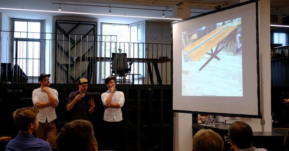 Vom Tisch bis zum virtuellen Haus: Der Holzcluster Salzburg zeigte im Rahmen einer Veranstaltung in Hallein, wie unterschiedliche Betriebe aus der Holzbranche die Digitalisierung für sich nutzen.