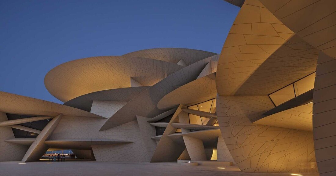 Auf den ersten Blick wirkt es wild und zerklüftet, das Neue Nationalmuseum von Katar. Das 40 Meter hohe Gebäude erstreckt sich mit einer Länge von über 400 Meter zwischen dem Meer und der Innenstadt von Doha und bildet mit 539 verschiedenen, diskusförmigen Elementen die kristalline Struktur einer Sandrose nach.