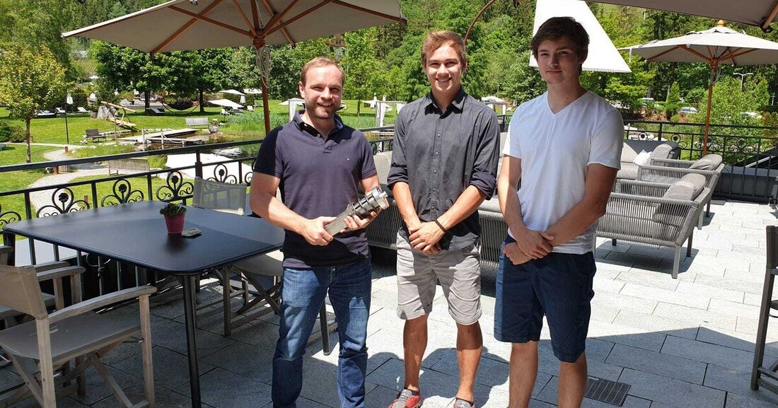 Die Tiroler Edelschmiede hat in Kooperation mit der HTL Saalfelden eine Maschine gebaut, die zylindrische Dosen zu Würfeln verformt.