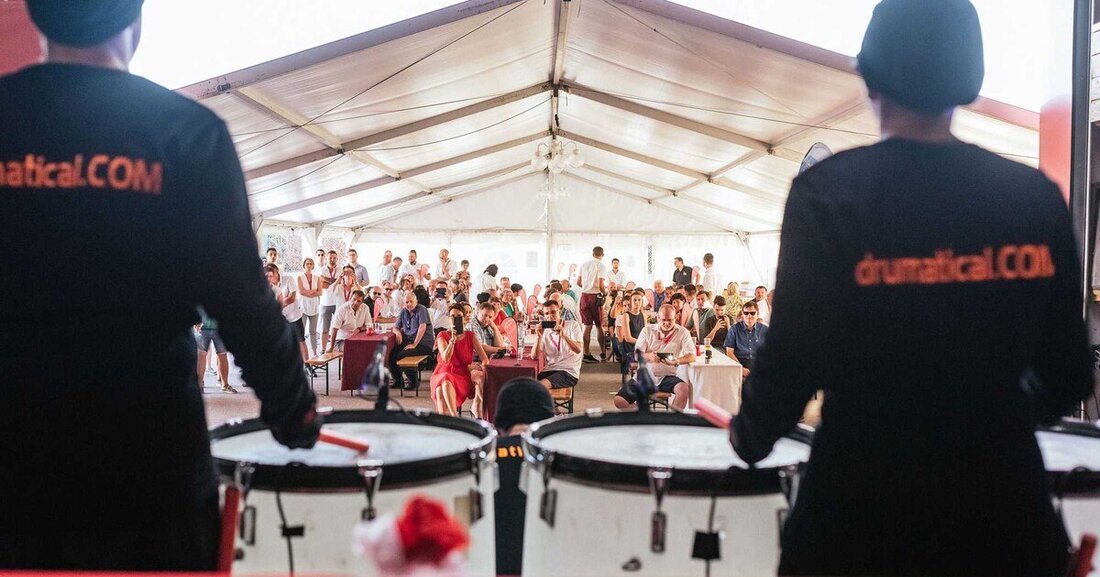 Es gab Grund zu feiern. Mit 150 geladenen Gästen in Anwesenheit von Bürgermeister Andreas Babler, Vertretern der Wirtschaftkammer und Innung sowie 35 Mitarbeitern wurde kürzlich auf 50 Jahre Firma Sadler angestoßen.