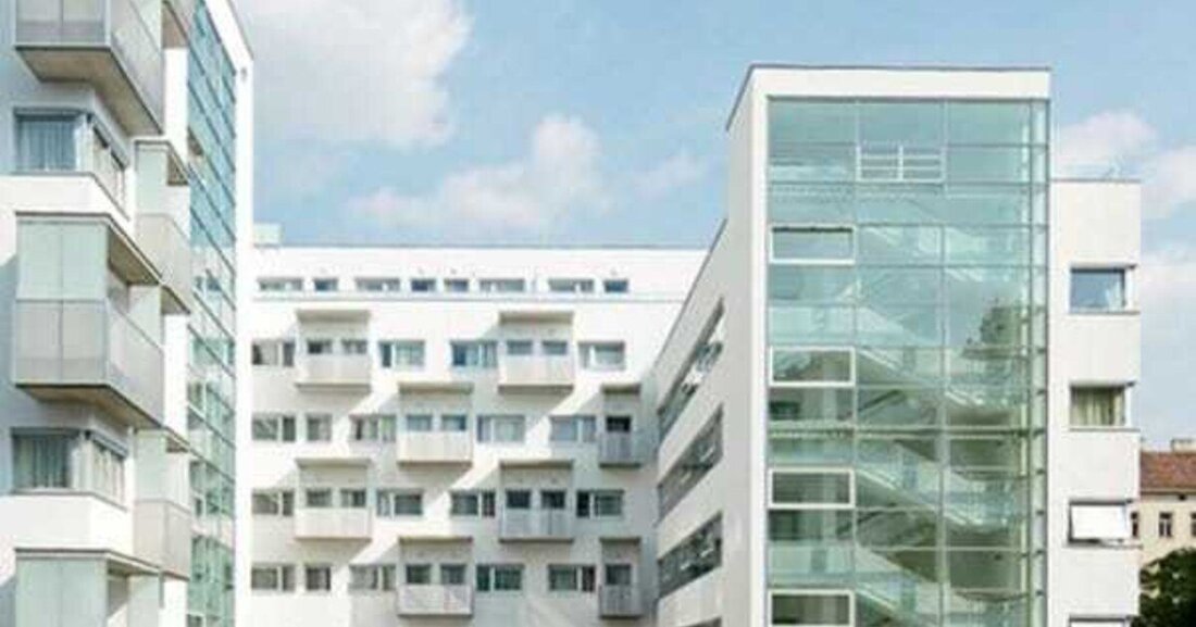 Eine Dokumentation Otto Häuselmayers Bauten war längst überfällig. Umso facettenreicher und vielschichtiger manifestiert sich das Repertoire, das neben den Wohnbauprojekten auch Sakralbauten, Pumpwerke, Platzgestaltungen, Brückenbauten und die bekannte Überdachung des antiken „Hanghauses 2“ in Ephesos/Türkei zeigt. von David Calas