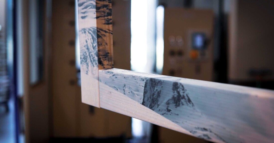 Zusammen mit Homag und anderen namhaften Firmen hat Adler Lacke kürzlich die „Digital Printing Association“ vorgestellt. Daniel Pesserer von Adler erläutert die Potenziale der Technologie für holzverarbeitende Betriebe.