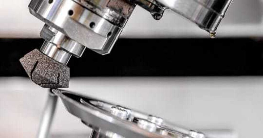 Dank der neuartigen Modellierung erweist sich 3M mit der keramischen CBN-Schleifscheibe 1PVP abermals als Pionier im Bereich der Schleifwerkzeuge.