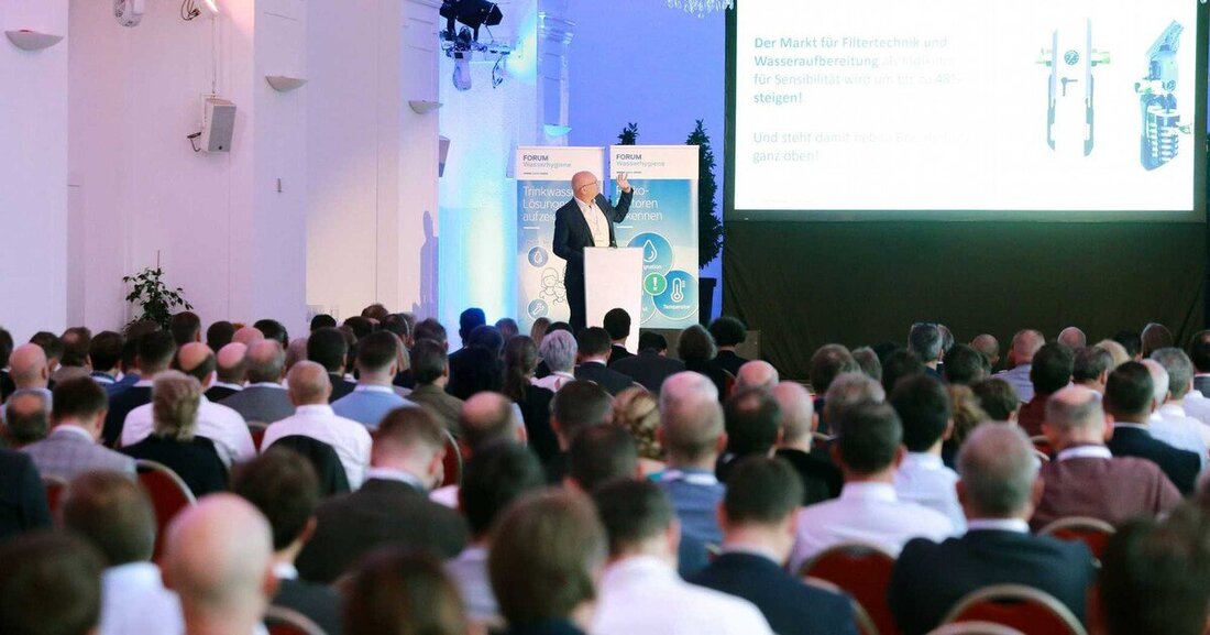 Rund 300 Teilnehmer informierten sich beim 2. Fachkongress des Forum Wasserhygiene über die Risiken und Lösungsansätze für den Erhalt der Trinkwasserqualität im Gebäude trotz steigender Herausforderungen.
