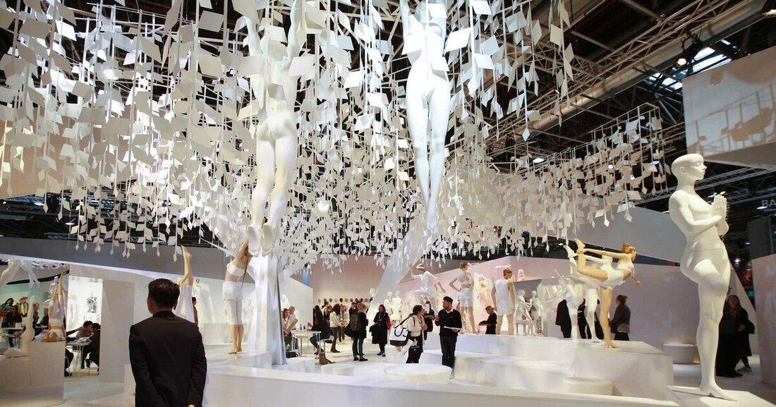 Sind High-Tech Erlebnisse die Zukunft des Handelns? Dieser Frage widmet sich die EuroShop 2020 und zeigt wie man mit Innovationen in Gastronomie und Online-Shopping neue Einkaufserlebnisse für eine nachhaltige Kundenbindung schafft.