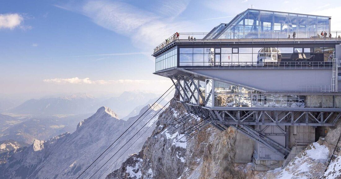 Der nach Plänen von Hasen­auer.Architekten aus Saalfelden erfolgte Umbau der Bergstation der neuen Bayerischen Seilbahn Zugspitze, auf Deutschlands höchstem Berg, punktet durch großzügige Verglasung und spektakulären Panoramablick. 