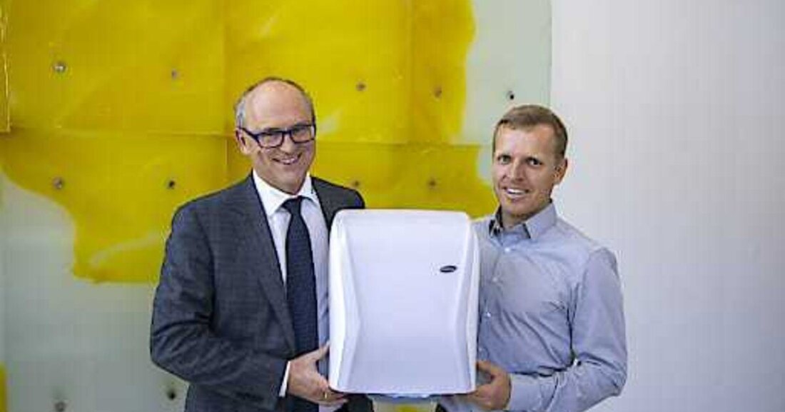 Hagleitner denkt digital und bringt den ersten Papierhandtuch-Spender mit Hybridtechnologie auf den Markt.