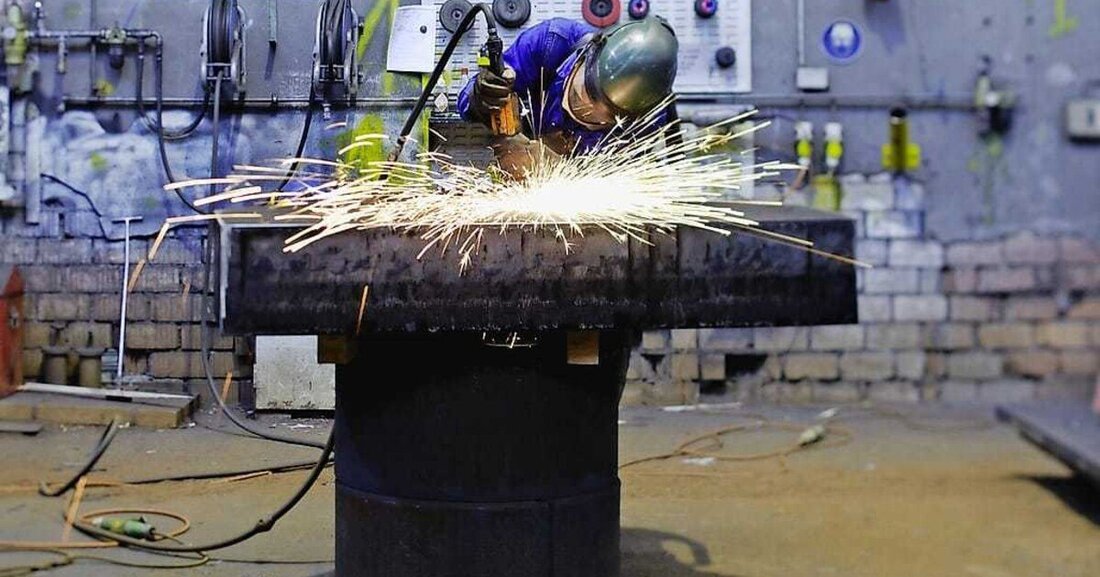 Praxis. Die Bergung havarierter Schiffe muss schnell gehen - erst recht, wenn diese in einer viel befahrenen Hafenzufahrt gesunken sind.