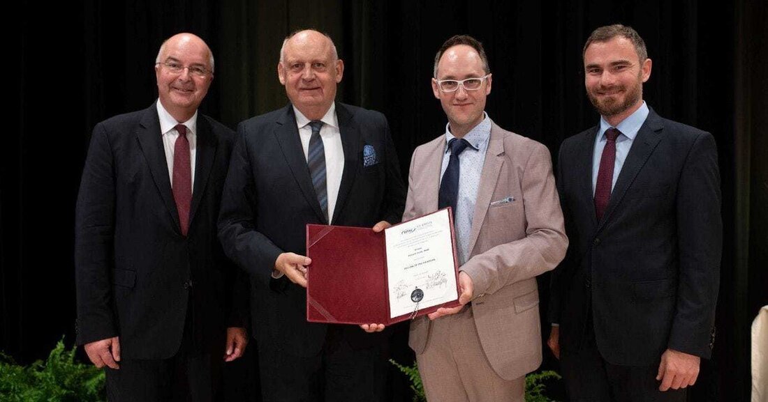 Das Führungsteam der IMC Fachhochschule Krems sowie der Kollegiumsleiter haben Hubert Culik für seinen Verdienst beim Aufbau des Lehrganges Applied Chemistry den Ehrentitel Fellow of IMC FH Krems verliehen.