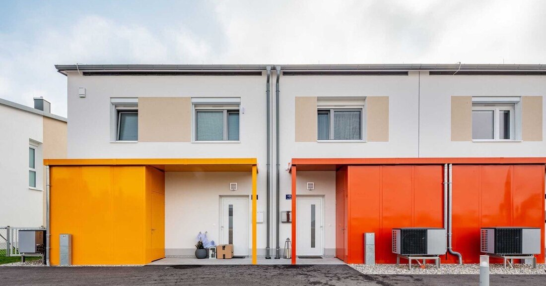 Die St. Pöltner Wohnungsgenossenschaft errichtete in St. Pölten-Harland eine Reihen- und Doppelhausanlage in Niedrigenergie-Bauweise. Das Besondere daran: die Putzträgerplatten auf den 50er Ziegelwänden sind aus Hanf.