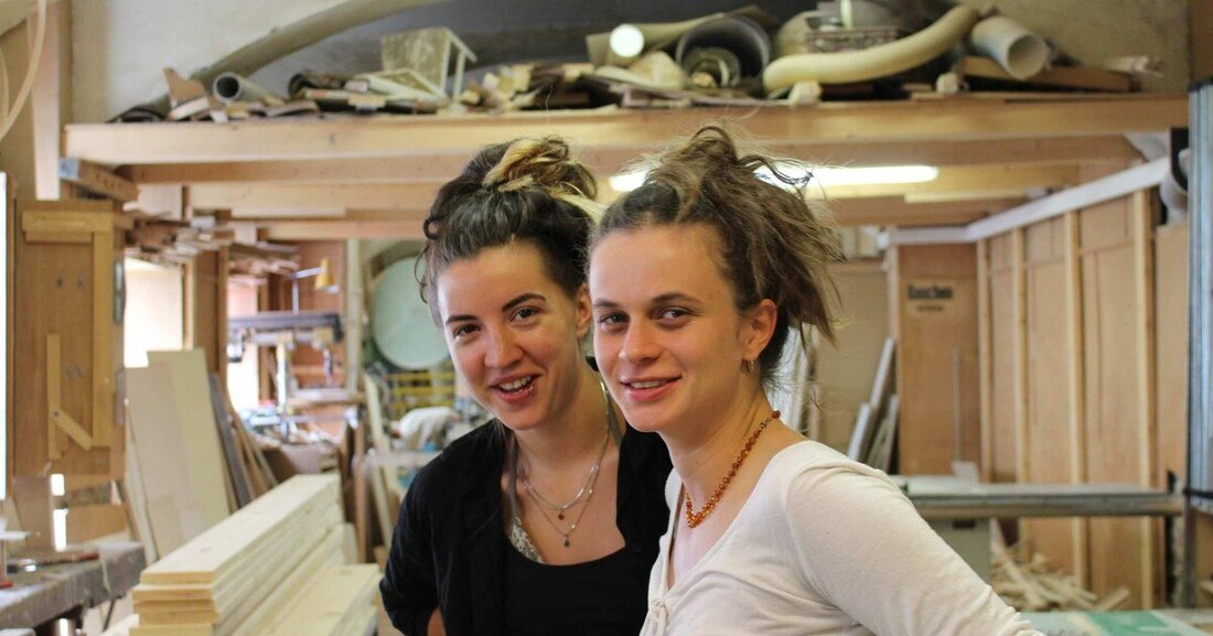 Tischlermeister Philipp Cibulka bildet ausschließlich Frauen als Lehrlinge aus und setzt damit ein wichtiges Zeichen für mehr Gleichstellung im Handwerksalltag.