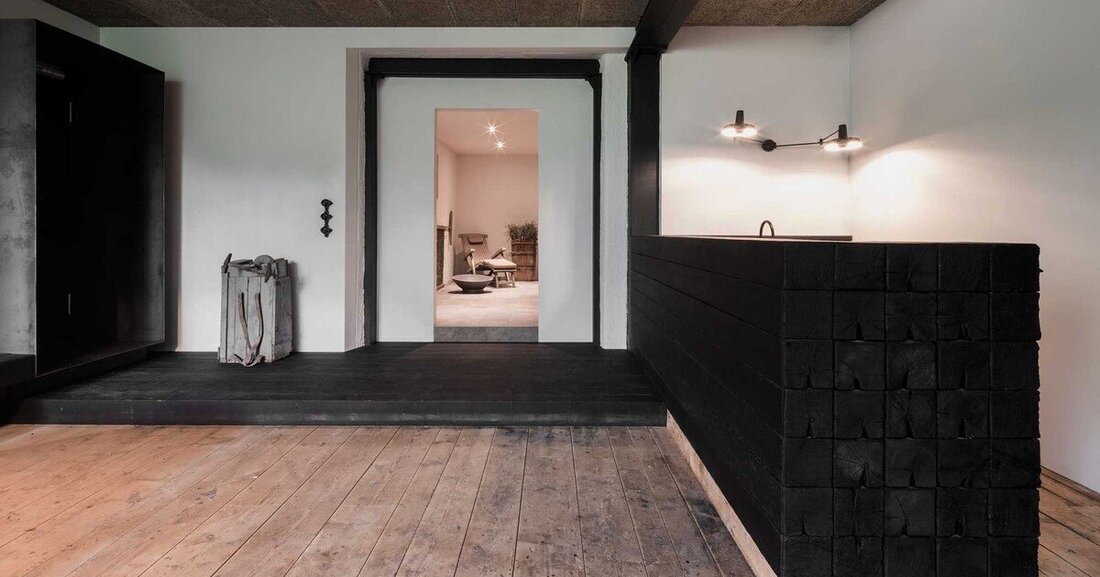 In der "Lounge T" in der ehemaligen Werkstatt eines historischen Alpenchalets in Tirol wurden die Holzelemente nach Vorbild einer uralten japanischen Holzveredelungs-Technik behandelt.