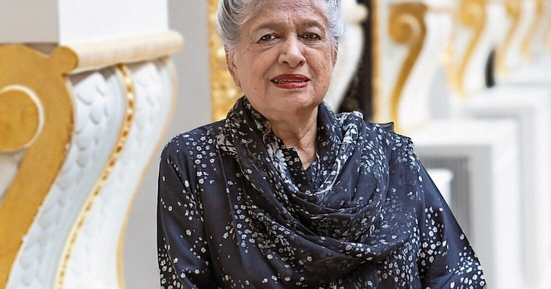 Yasmeen Lari war in ihrem früheren Leben Pakistans Star-Architektin. Sie plante Bauten wie das Headquarter für die Ölgesellschaft Pakoil in Karachi und war Pionierin des Brutalismus. Inzwischen hat sie der Repräsentationsarchitektur längst den Rücken gekehrt. 1980 gründete sie die Heritage Foundation ­Pakistan, wurde Unesco National Advisor und arbeitet heute hauptsächlich an Post-Desaster-Architektur. Sie entwickelt mit Menschen vor Ort nachhaltige Gebäude aus Lehm- und Bambusstrukturen, die Erdbeben und Fluten überstehen. Anlässlich eines Vortrags bei der Vienna Biennale trafen wir Yasmeen Lari in Wien zum Gespräch. Susanne Karr im Gespräch mit Yasmeen Lari