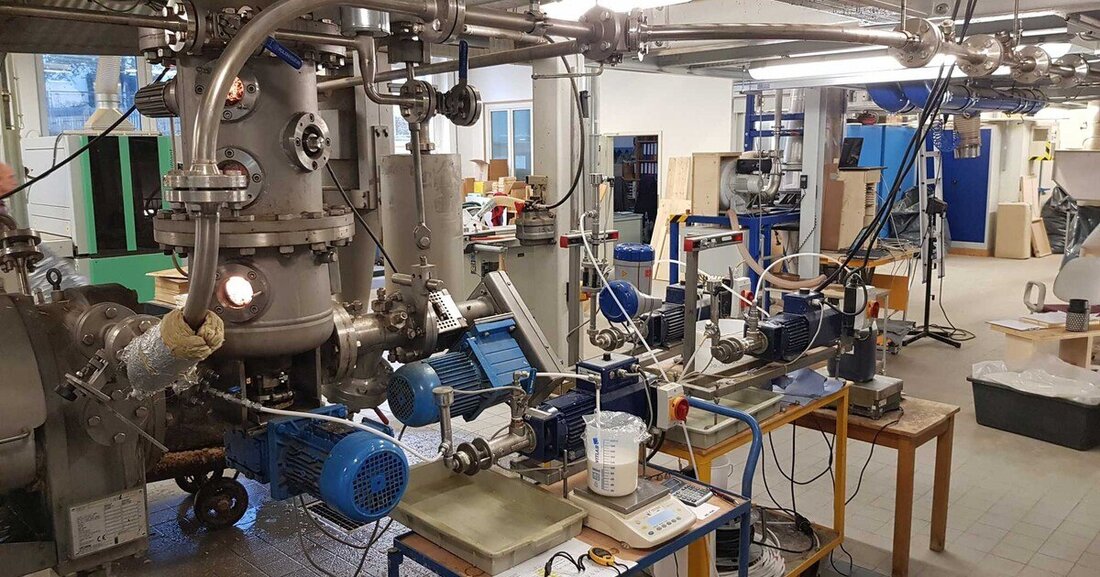 Das Institut für Holztechnologie in Dresden hat ein Forschungsprojekt gestartet, in dem Klebstoffe auf Proteinbasis als Bindemittel in Holzwerkstoffen getestet werden sollen.