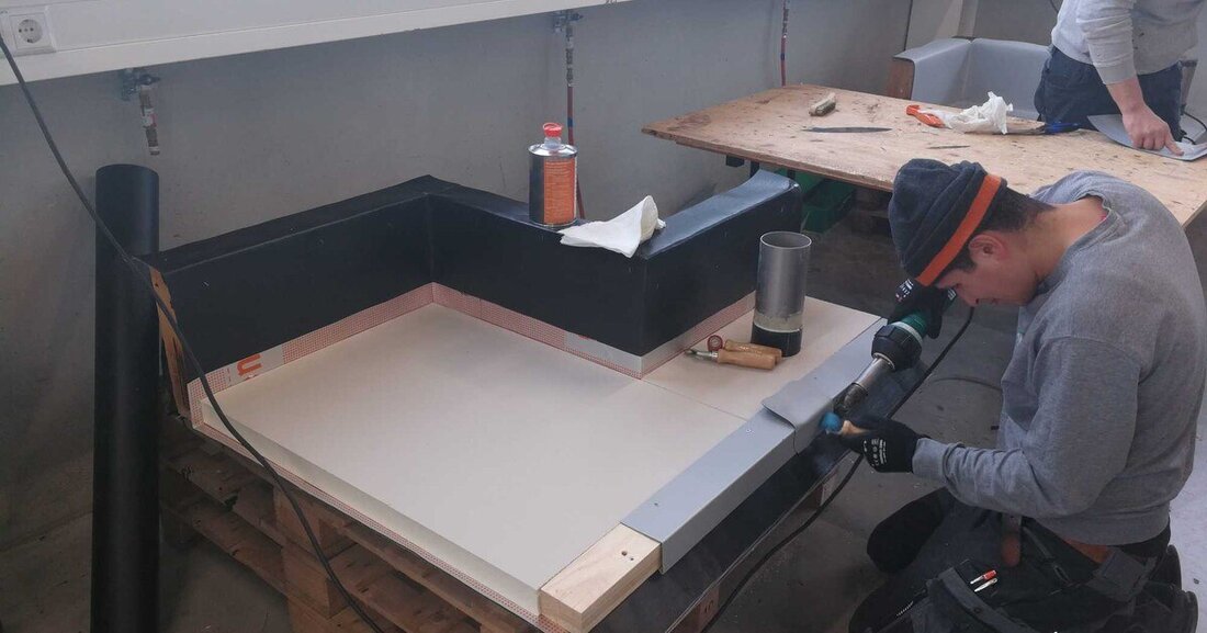 Durch die im Sommer erfolgte Reorganisation der Baulehre ist der Beruf des Bauwerksabdichtungstechnikers aus der Liste der freien Gewerbe gestrichen worden und ist nun mit Lehrausbildung oder für einschlägig erfahrene Handwerker mittels Gewerbezugangs-Prüfung zu erlangen. Das IFB bietet ab 2020 einen Vorbereitungskurs für diese Prüfung im Spezialmodul Flachdachbau an. 