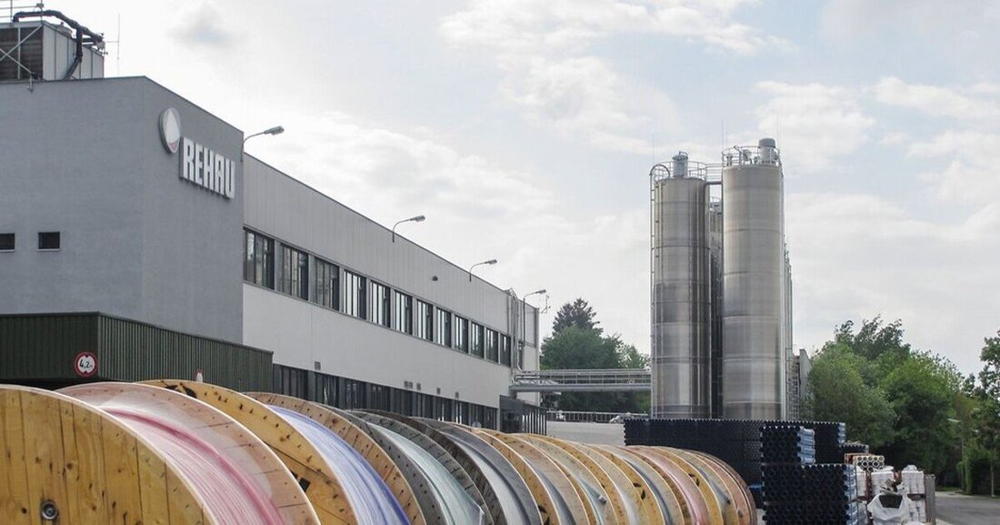 Laut einer aktuellen Meldung will Polymerspezialist Rehau mit Ende 2021 seine Produktion von Mikrokabelrohren vom niederösterreichischen Neulengbach nach Osteuropa verlagern. 