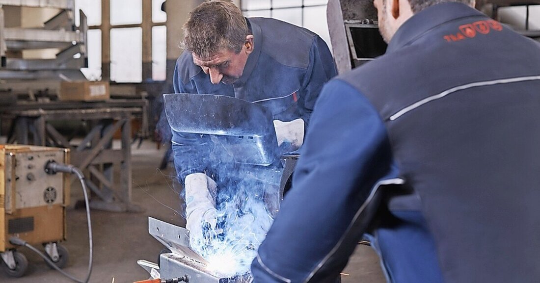 Mewa bringt eine neue Hitze- und Flammschutzkleidung für Schweißende in drei Varianten.