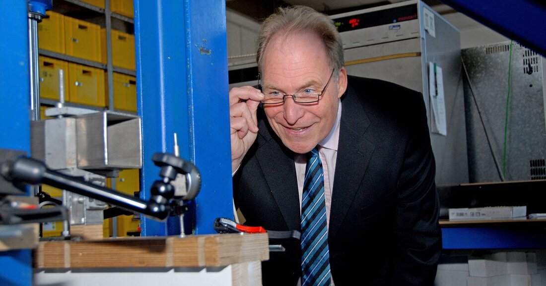 Prof. Ulrich Sieberath, der langjährige Leiter des ift Rosenheim, hat mit Ende 2019 seinen Ruhestand angetreten. Neuer Institutsleiter ist seit 1. Jänner Prof. Jörn P. Lass von der TH Rosenheim. Er bringt viel Erfahrung und Branchenwissen mit.