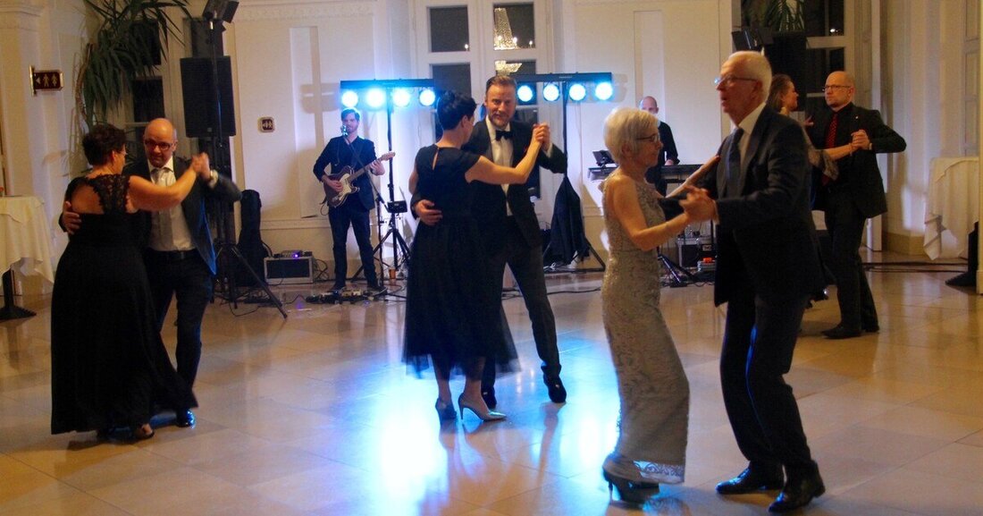 Der traditionelle Ball der Wiener Glaser lockte am 24. Jänner so viele Tanzbegeisterte wie noch nie ins Hotel Schloss Wilhelminenberg. 