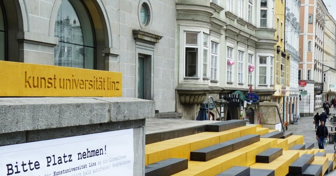 Take a seat! – Das Architekturbüro Caramel gestaltete neue Sitzmöglichkeiten für die Kunstuniversität Linz und schuf damit einprägsame, visuelle Bezugspunkte im urbanen Gefüge.