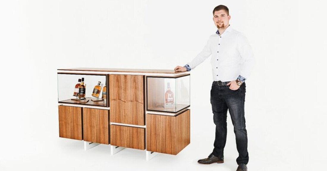 Alexander Steinhöfler hat ein edles Möbel zur Präsentation und Verkostung seiner Whiskeysammlung geschaffen.