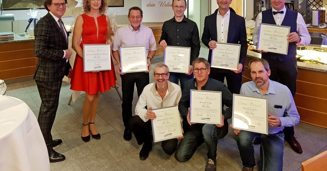 Conform, die Tiroler Industrie Manufaktur für Badmöbel, feierte 20-jähriges Firmenjubiläum und ehrte zugleich 10 Mitarbeiter, die seit dem ersten Tag der Unternehmensgeschichte im Betrieb tätig sind.
