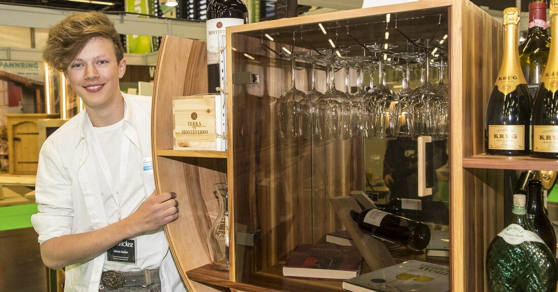 Beim Holz & Design-Nachwuchswettbewerb auf der Messe Bauen+Wohnen in Salzburg wurden die schönsten Entwürfe aus Salzburgs holzausbildenden Schulen ausgezeichnet.