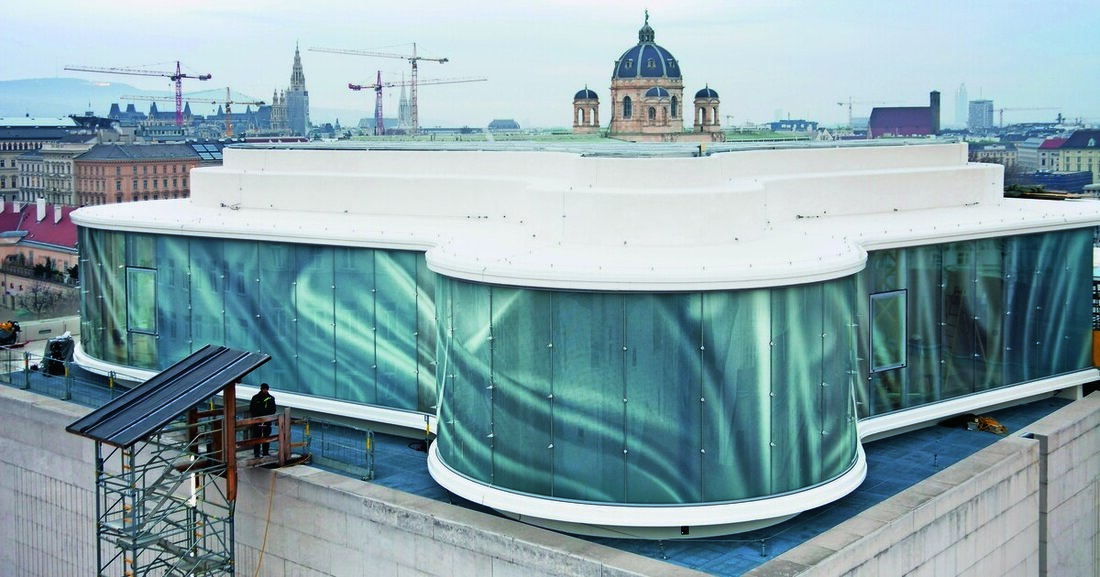 Architektur & Bau ­FORUM und das MuseumsQuartier Wien laden am Donnerstag, den 1. Oktober 2020, um 17 Uhr zur Besichtigung der MQ Libelle, der neuen öffentlich zugänglichen Terrassenlandschaft mit dem ikonischen Libellen-Gebäude von Architekt Laurids Ortner.