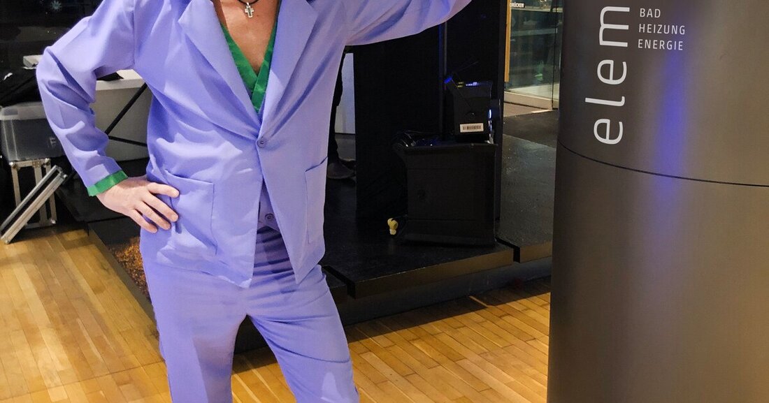 Elton John, oder zumindest sein verdächtig ähnliches Double, machte bei der Elements-Ausstellung in Linz auf sich aufmerksam.