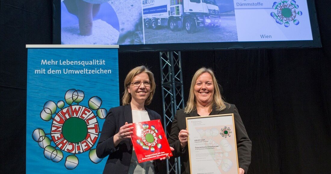 Im Rahmen der Messe „Bauen & Energie“ in Wien überreichte Bundesministerin Leonore Gewessler Anja Ebenschweiger, Geschäftsführerin der Airium das Österreichische Umweltzeichen.