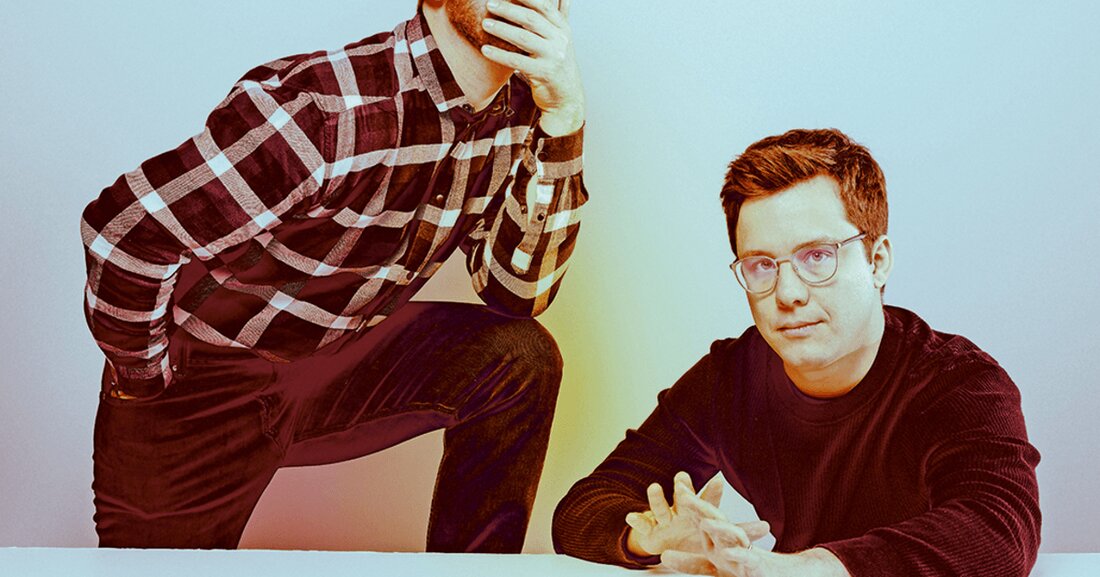 Die Architekten Christian Hammerl und Elias Walch – beide Jahrgang 1985 – kennen einander seit der Schulzeit. Seither haben die beiden viele Stationen ihres Lebens, privat wie beruflich, miteinander durchlaufen. Begonnen hat alles mit 14 an der HTL für Innenraumdesign und Möbelgestaltung in Imst, da kam man zufällig nebeneinander zu sitzen, weil kein anderer Platz frei war. Im Studium an der Uni Innsbruck saß man wieder nebeneinander, das war längst kein Muss mehr. Ab da konnten die beiden irgendwie nicht mehr voneinader lassen und gingen gemeinsame Wege. Den Traum der Selbstständigkeit verwirklichten die zwei 2017 mit einem eigenen – gemeinsamen – Büro. Christine Müller im Gespräch mit Christian Hammerl und Elias Walch