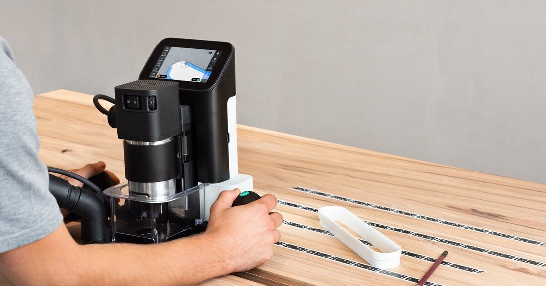 Die Origin von Shaper Tools wird oft als mobile CNC bezeichnet, mit ihrer Autokorrekturfunktion bietet die handliche Maschine aber weit mehr als nur CNC-Technik im Kleinformat. Die digitale Oberfräse im Praxistest – Teil 1.