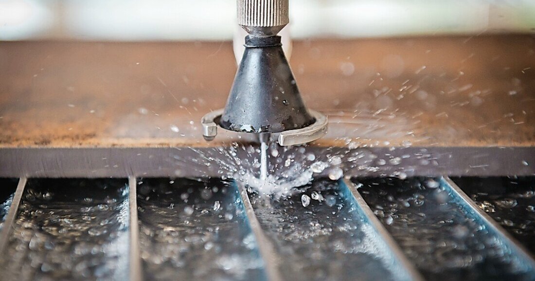 Der österreichische Wasserstrahl-Spezialist STM hat mit der „STM Box“ eine Schnittstelle entwickelt, die Wasserstrahlanlagen von Bystronic per „Plug & Play“ mit den Hochdruckpumpen von STM kompatibel macht.