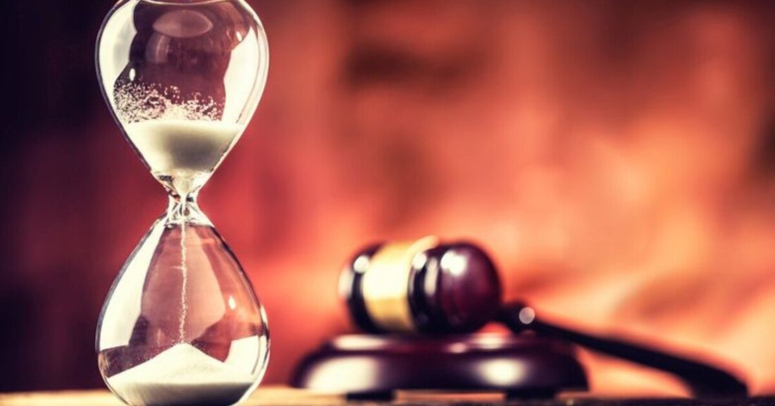 Auch in Corona-Zeiten ist der Fristenlauf in Behörden- und Gerichtsverfahren gültig. Durch Fristversäumnisse können jedoch enorme nachteilige Folgen drohen. Darauf sollten Sie achten: