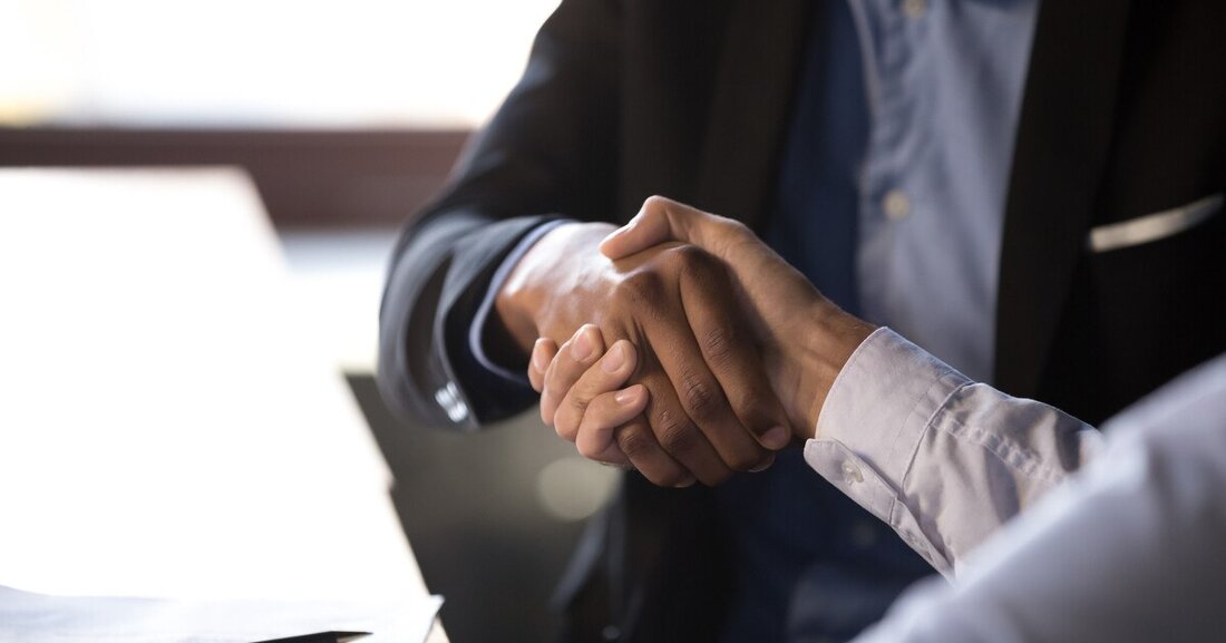 Zu einer der wichtigsten derzeitigen Fragen für Betriebe zählt die Handhabung von Verträgen. Die Rechtsexperten der WKO haben die Eckpunkte zusammengefasst.