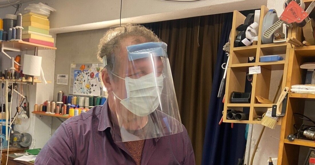 Schutzmasken für Ärzte, Pflegepersonal & Co. sind Mangelware. Tapezierermeister Kurt Gajo aus Steyr fertigt derzeit Schutzmasken, was das Zeug hält. Doch er kann Kollegen gebrauchen, die ihn dabei unterstützen.